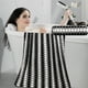 thumbnail image 5 of Juego de toallas de baño grandes negras de terciopelo a cuadros de tres colores, 5 of 6