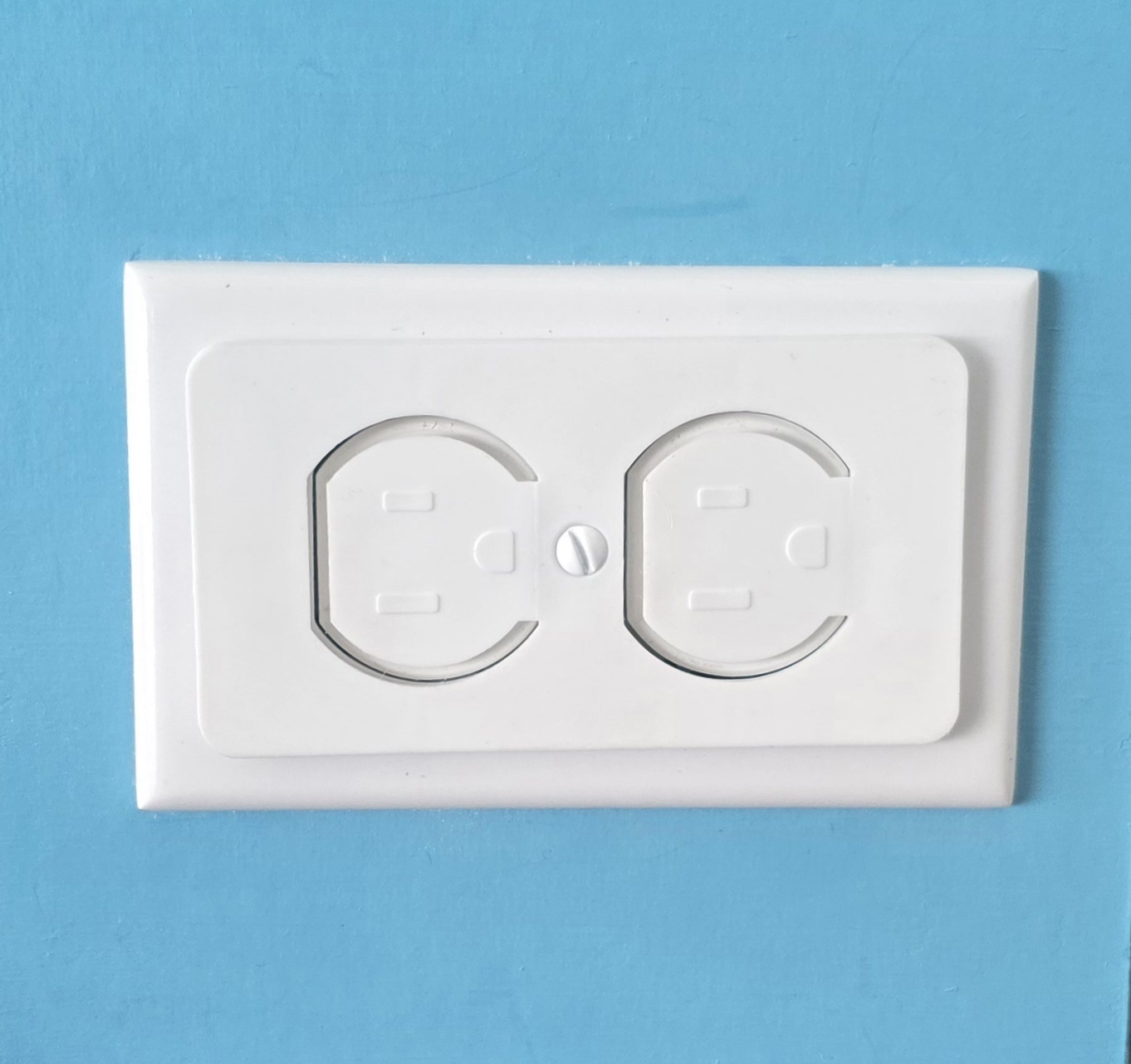 ParentCo 4 Pack Outlet Plugs-Childproof Safety Plug Covers for ONE-SCREW Duplex Wall Outlets- Innovative Sleek Outlet Plug Covers- Secure Safety Outlet Covers