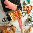 thumbnail image 3 of KitchenAid Ensemble de Gants de Four en Silicone Doux Côtelés, 7"x13 Pouces, Milkshake 2 Unités, 3 of 4