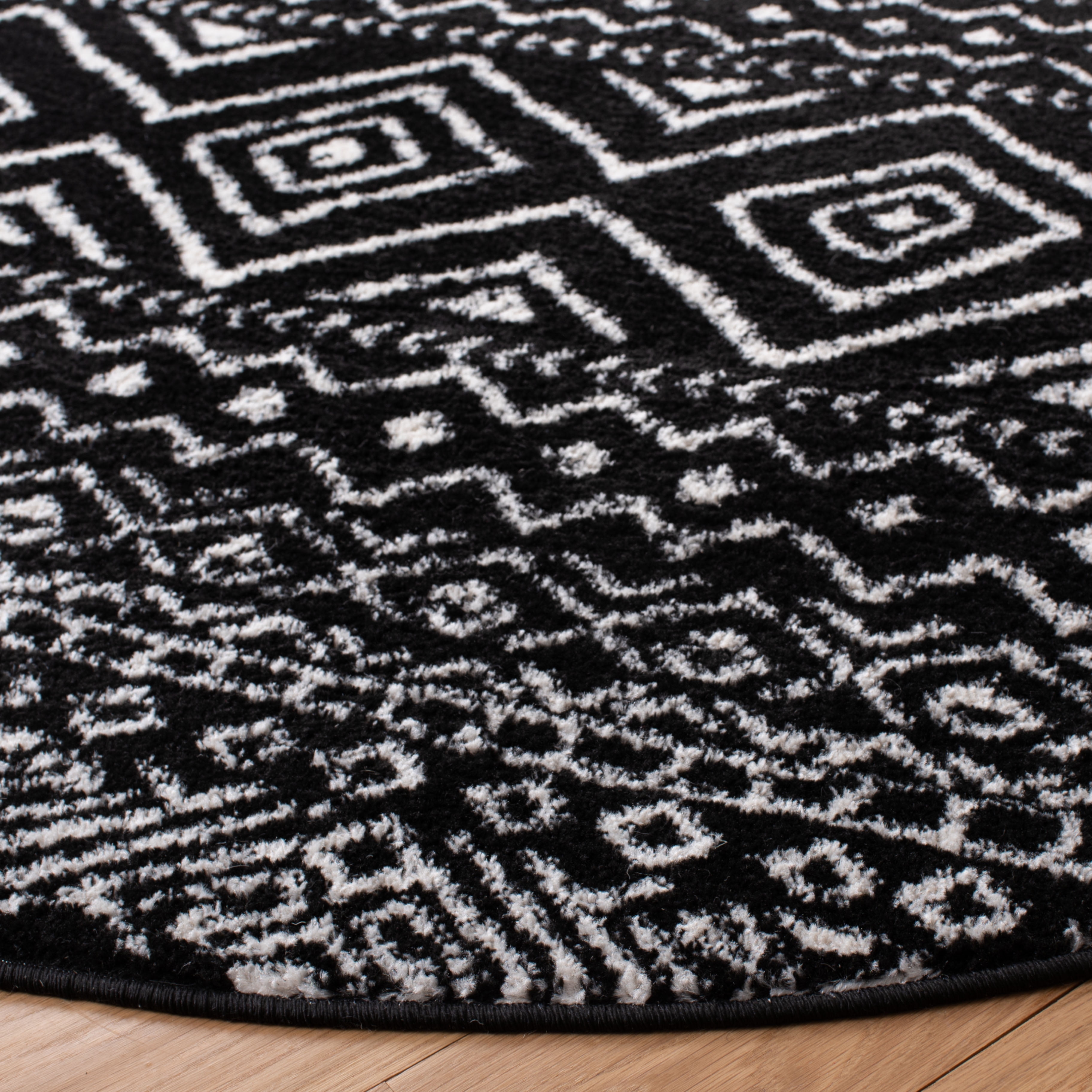 SAFAVIEH Tulum Merletta Oriental Area Rug, Black/Ivory, 5' x 5' Round