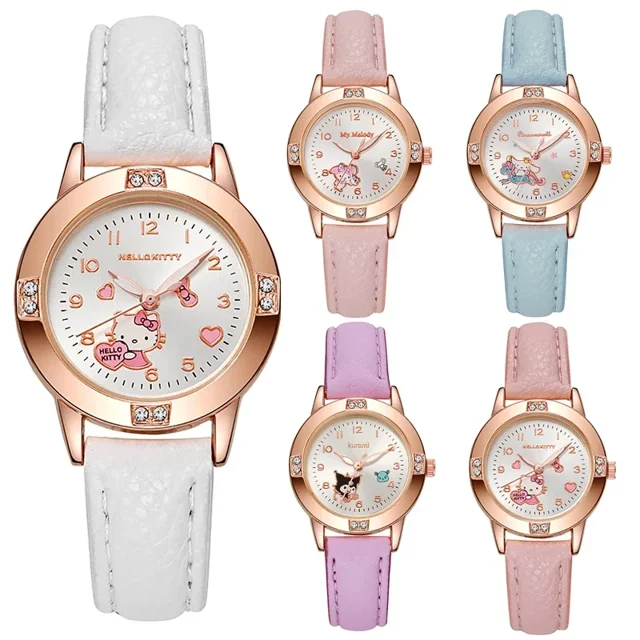 reloj de pulsera de anime sanrio hello kitty para mujer, reloj kawaii kuromi cinnamoroll, cuarzo, melodía informal, regalo de cumpleaños para niños y niñas reloj infantil con caja redonda dorado rosado, carátula blanca con números arábigos y gráficos de Hello Kitty/Kuromi/Cinnamoroll según modelo; bisel con cuatro cristales decorativos y correa texturizada de cuero sintético en blanco, rosa, lila o azul claro, vista frontal centrada; también suele usarse como accesorio de cosplay o complemento kawaii para eventos informales.