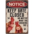 thumbnail image 1 of Letrero de hojalata con texto en inglés "Coop Chicken Coop", letrero de metal retro, letrero de arte rural vintage, "Mantenga la puerta cerrada, no importa lo que digan las gallinas", decoración para, 1 of 8
