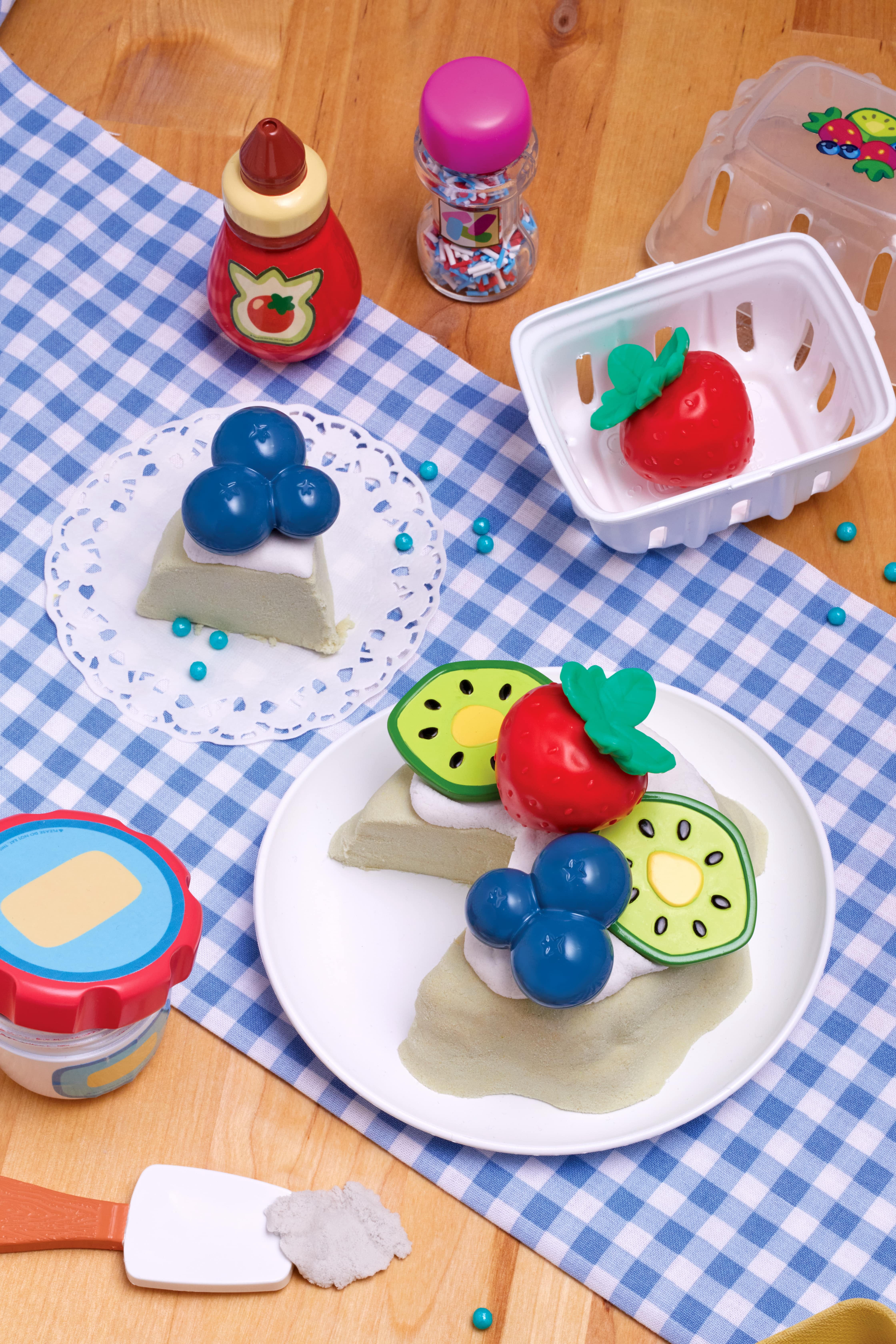 Little Tikes Creative Chefs Bluey Pavlova Kit, with Make-It Mix Play Sand, Ages 3+