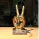 thumbnail image 1 of Tallado a mano decorativo, gesto de dedo de resina tallado gesto de dedo tallado gesto de resina de dedo decorativo decoración decoración de plata victoria, 1 of 6