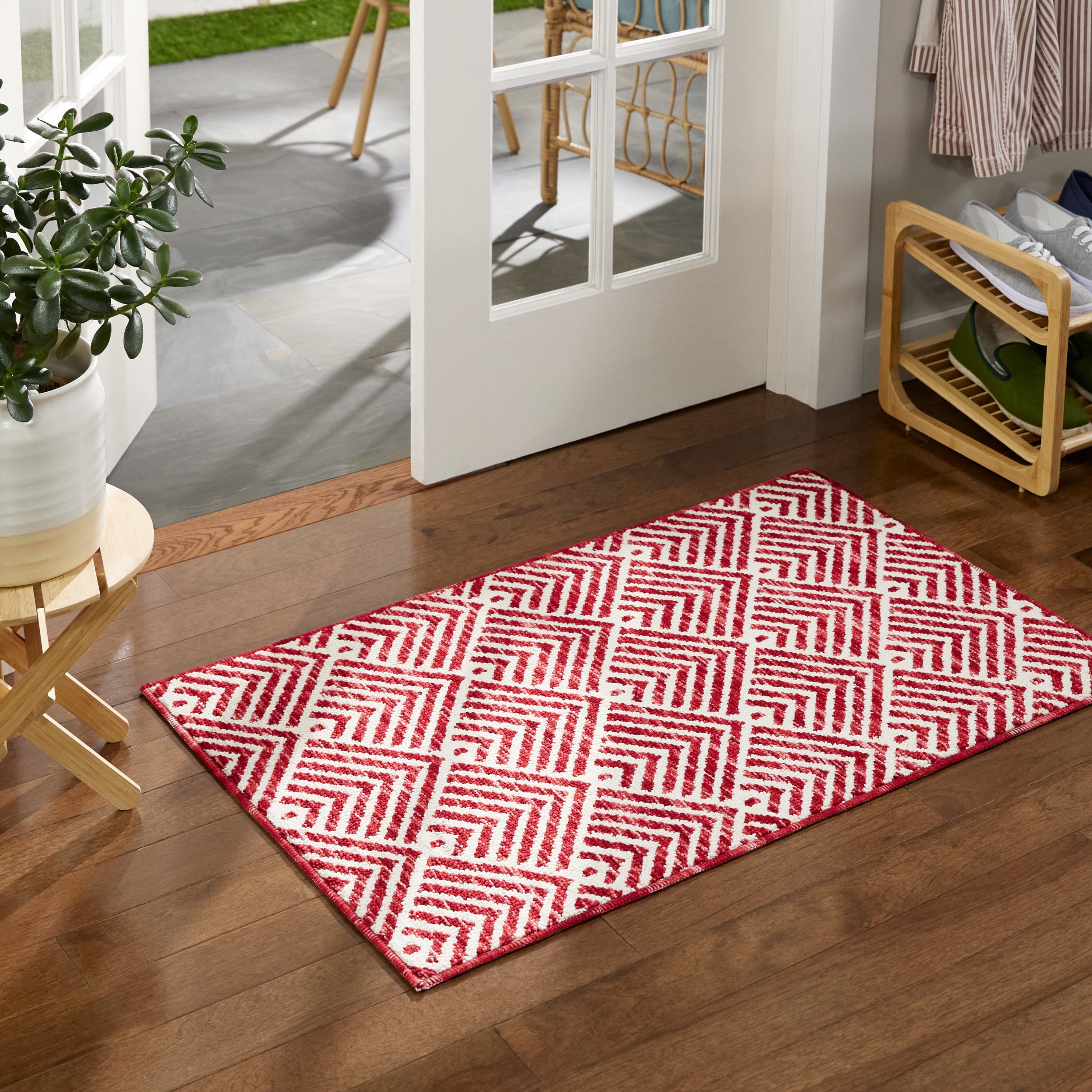 TOWN & COUNTRY EVERYDAY Walker Modern Stripe Everwash® Washable Multi-Use Decorative Rug, Tufted Kitchen Rug, Low-Profile Door Mat, Bedroom Rug and Bath Rug with Non-Slip Backing, Red, 24"x40"