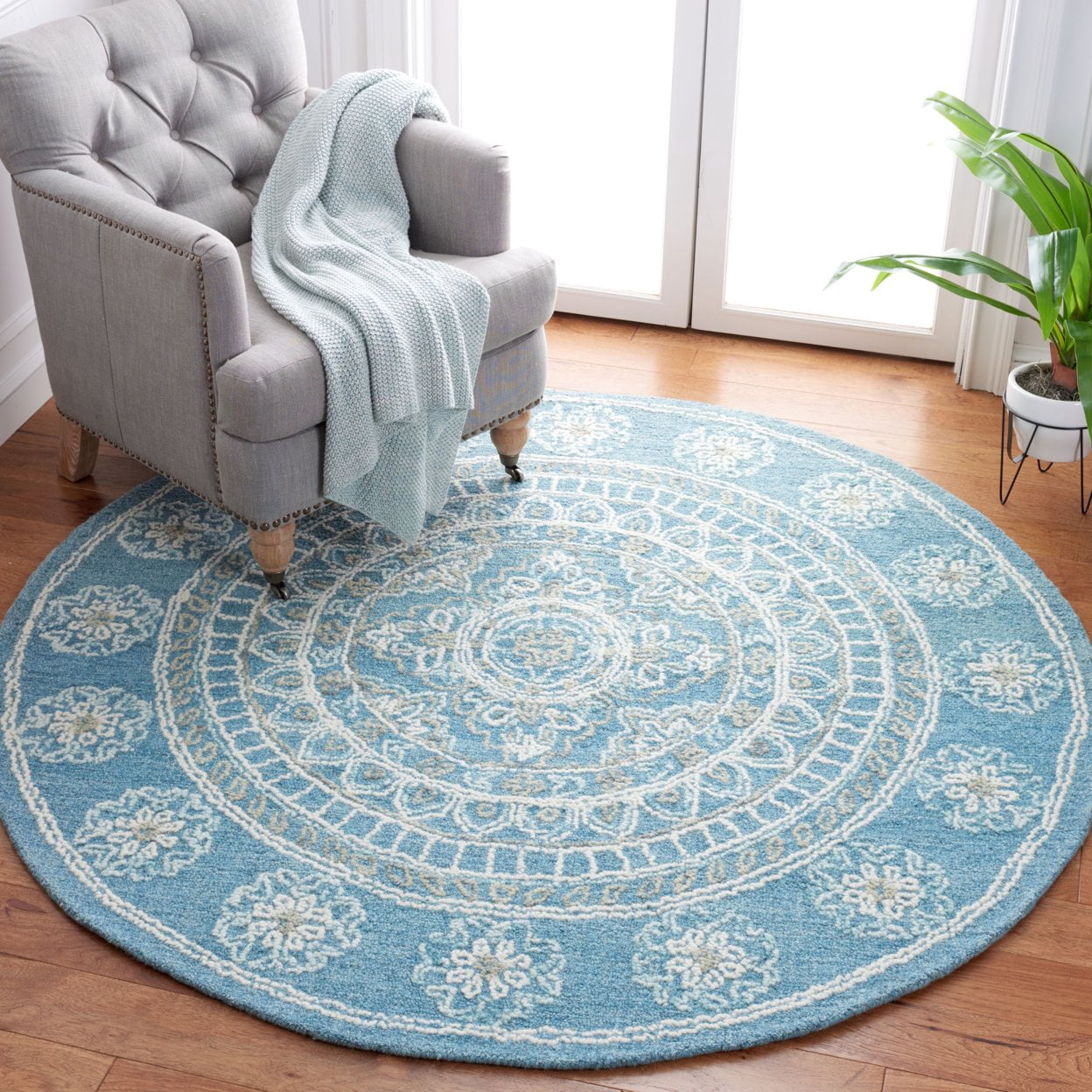 SAFAVIEH Blossom Bernadine Damask Area Rug, Blue/Ivory, 6' x 6' Round