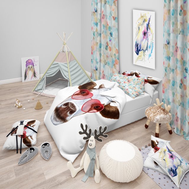 Designart 'Cow with Red Heart Glasses - Modern Duvet Cover Set