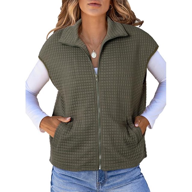 chaleco dokotoo para mujer, otoño 2025, cuello vuelto, con cremallera — chaleco sin mangas verde oliva con cierre frontal y cuello vuelto; tejido de punto gofre visible, ajuste holgado, bolsillos laterales y mangas casquillo, vista frontal con camiseta blanca y jeans; también suele usarse como capa ligera para viajes o salidas casuales.