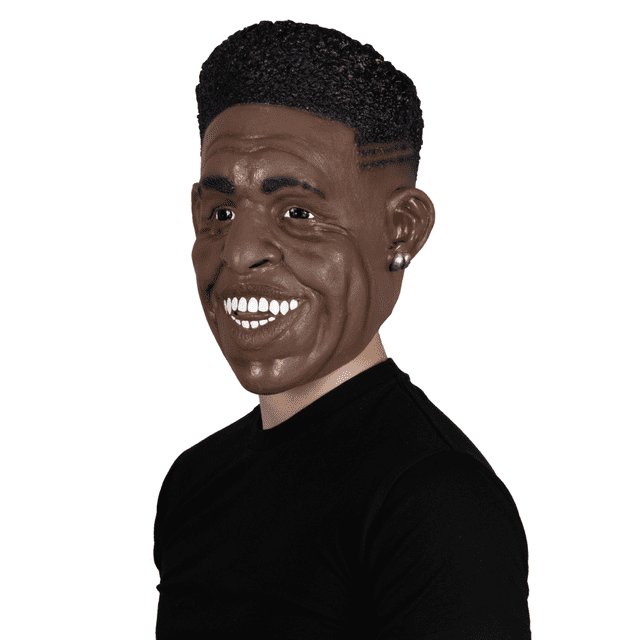 disfraz mascara futbolista estilo vinicius fan futbol mundial aficion adulto máscara facial inspirada en futbolista, vista frontal centrada sobre busto, silueta de media cara con tono de piel oscuro, orificios para ojos y boca visibles y banda elástica trasera para colocación cómoda; ideal para fiestas temáticas, eventos mundialistas y reuniones de aficionados, a menudo usada como accesorio de animación en celebraciones.