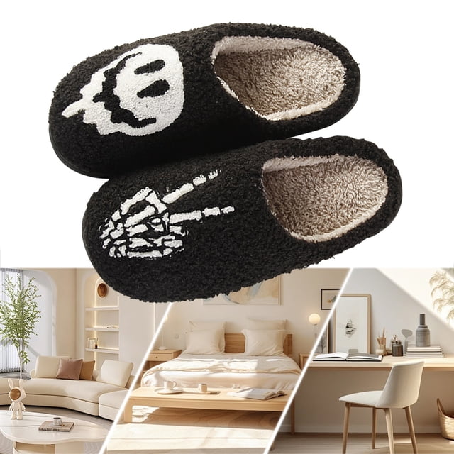 pantuflas peludas suaves con esqueleto halloween antideslizantes para hombres y mujeres unisex, vista 3/4 superior de par tipo mule con felpa negra exterior y forro beige, calavera blanca en una puntera y mano esquelética en la otra, suela antideslizante visible en el borde y textura mullida; aptas para uso en casa y viajes interiores.