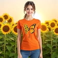 thumbnail image 3 of Blusa con Estampado de Mariposa y Girasoles – Diseño Único y Significativo Color Anaranjado Talla Mediana Marca Emil SaEs, 3 of 4
