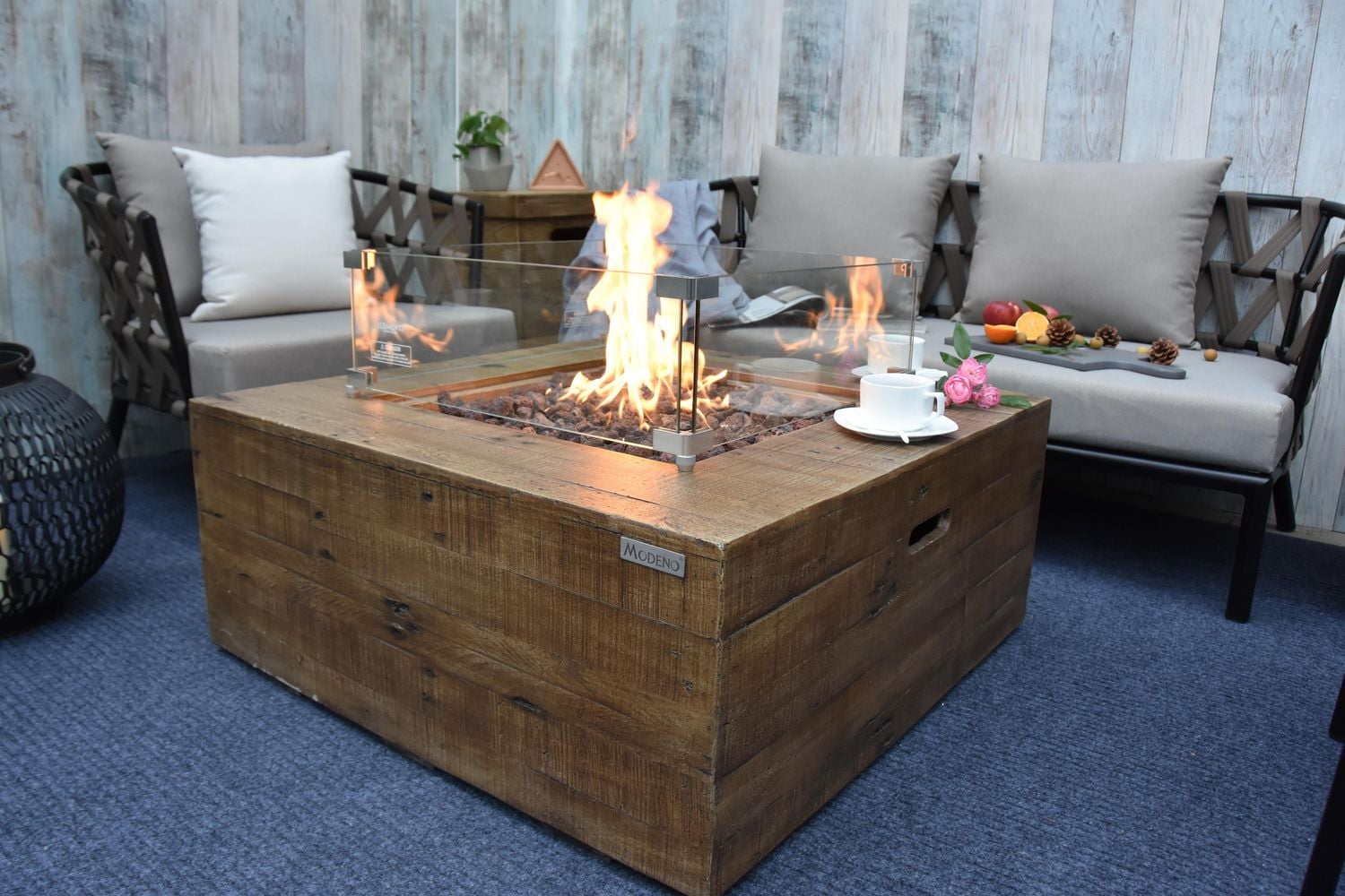 Table de feu Modeno Wilton Redwood – Béton renforcé de fibres de verre, propane liquide