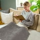 thumbnail image 4 of Manta pequeña de forro polar para siesta, ideal para el aire acondicionado. Manta de franela pequeña de color liso para sofá o cama. Portátil, plegable, ligera, estilo lana de cordero., 4 of 8