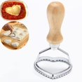 thumbnail image 1 of Heart-shapedSellos cortadores de raviolis con molde en forma de corazón con mango de madera y borde estriado Prensa de pasta Cortador de pasta para uso doméstico y de cocina - 2,4", 1 of 5