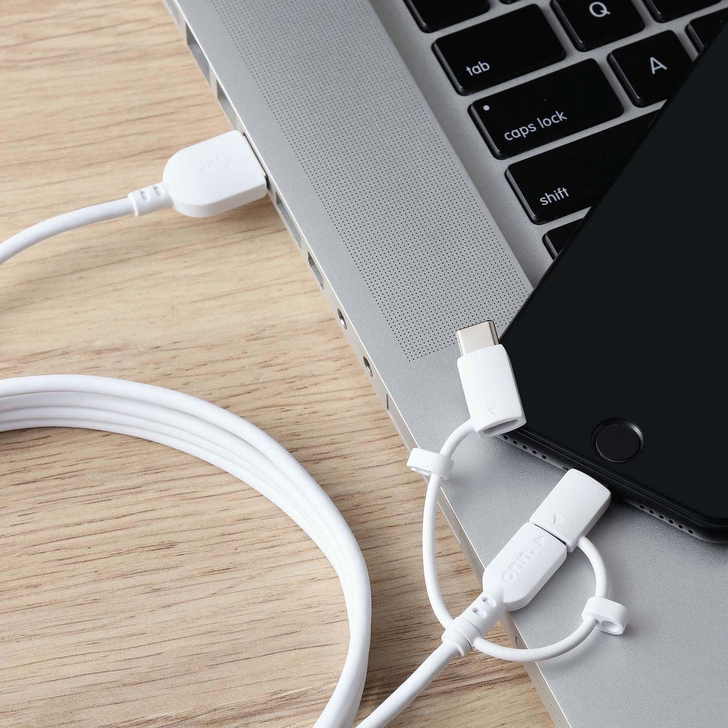 Câble de charge et de synchronisation à trois embouts de 1,8 m (6 pi) avec connecteurs Micro-USB, Lightning et USB-C de Onn.