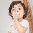 thumbnail image 2 of Kids Heroes Chupón de una Sola Pieza de Silicona con Clip Porta Chupón para Bebes de 3 a 36 Meses, 2 of 11