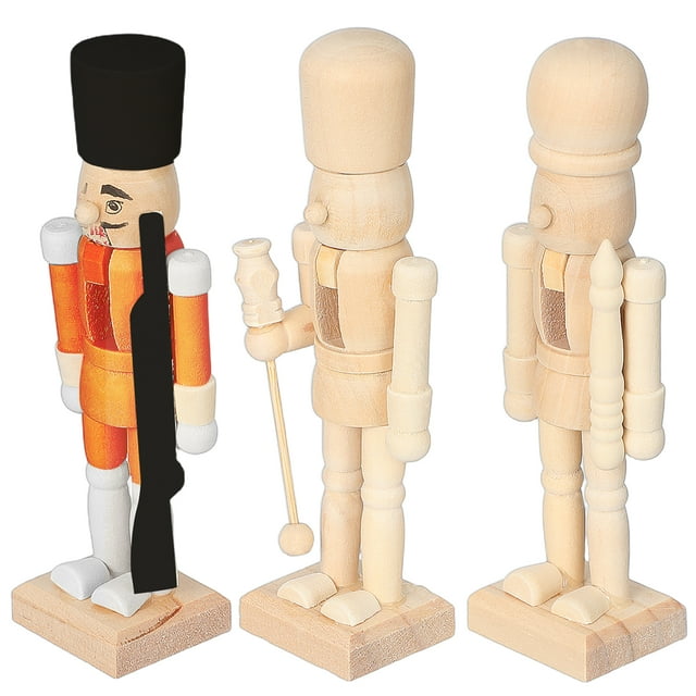 3pcs navidad cascanueces de madera soldado marioneta cascanueces (patrón aleatorio) trío de cascanueces de madera, dos sin pintar y uno parcialmente pintado, vistas frontal y laterales, cada pieza 12x4.5x4 cm, silueta de soldado con gorro cilíndrico, rifle y báculo, superficie pulida lista para decoración navideña o para pintar como manualidad.