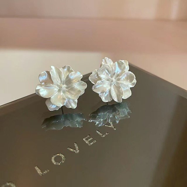 Pendientes de Metal con forma de hoja para mujer, aretes con cierre de tuerca, color gris, estilo coreano, novedad, 2023