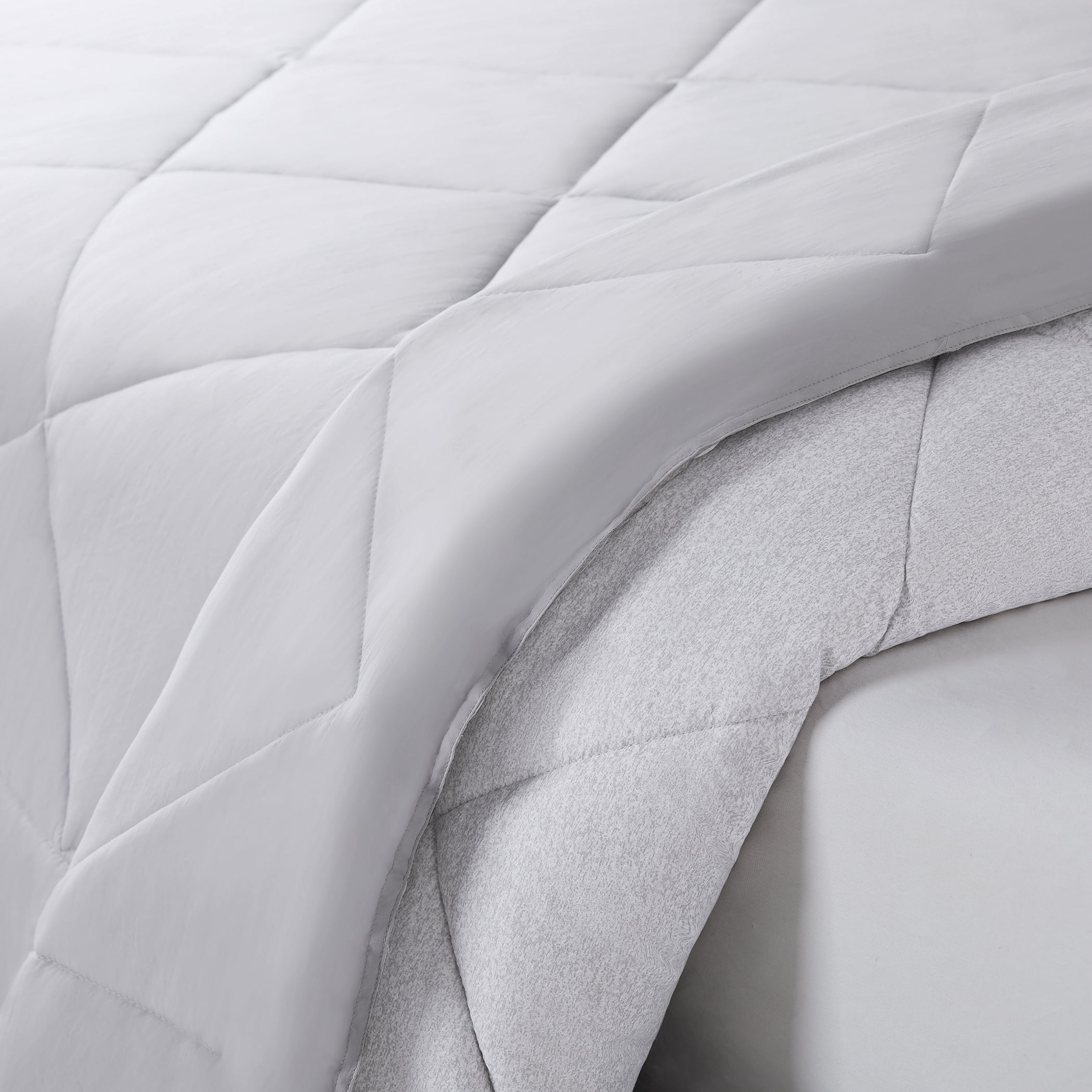 Serta Supersoft Cooling Bed Set, 5 Piece Reversible Bedding Comforter and Solid Sheet Set, Twin/ Twin XL, Micro Chip Grey