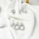 thumbnail image 3 of Juego de 3 Pendientes Modernistas Brillantes JeenMata Oro Blanco, 3 of 5