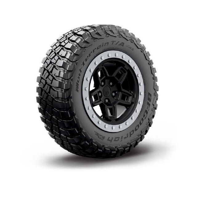 llanta jp grand cherokee 2011 lt265/60r18 119q bfgoodrich bfgoodrich mud terrain t/a km3 Neumático LT265/60R18 modelo Mud-Terrain T/A KM3 con flanco marcado BFGoodrich y dibujo de tacos para tracción, montado en rín negro de 5 radios con aro plateado, vista 3/4 frontal sobre fondo blanco; suele usarse como repuesto para viajes y rutas.