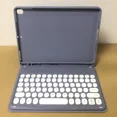 thumbnail image 1 of Pour iPad Mini 5e 4e 3e 2e 1re avec Clavier Coloré Support en Cuir Étui Clavier Sans Fil pour Tablette 7.9 Pouces Clavier en Cuir J Espagnol, 1 of 6