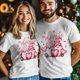 thumbnail image 3 of Camisetas informales de manga corta con diseño de gnomo y corazón rosa para hombre, para el Día de San Valentín, 3 of 8