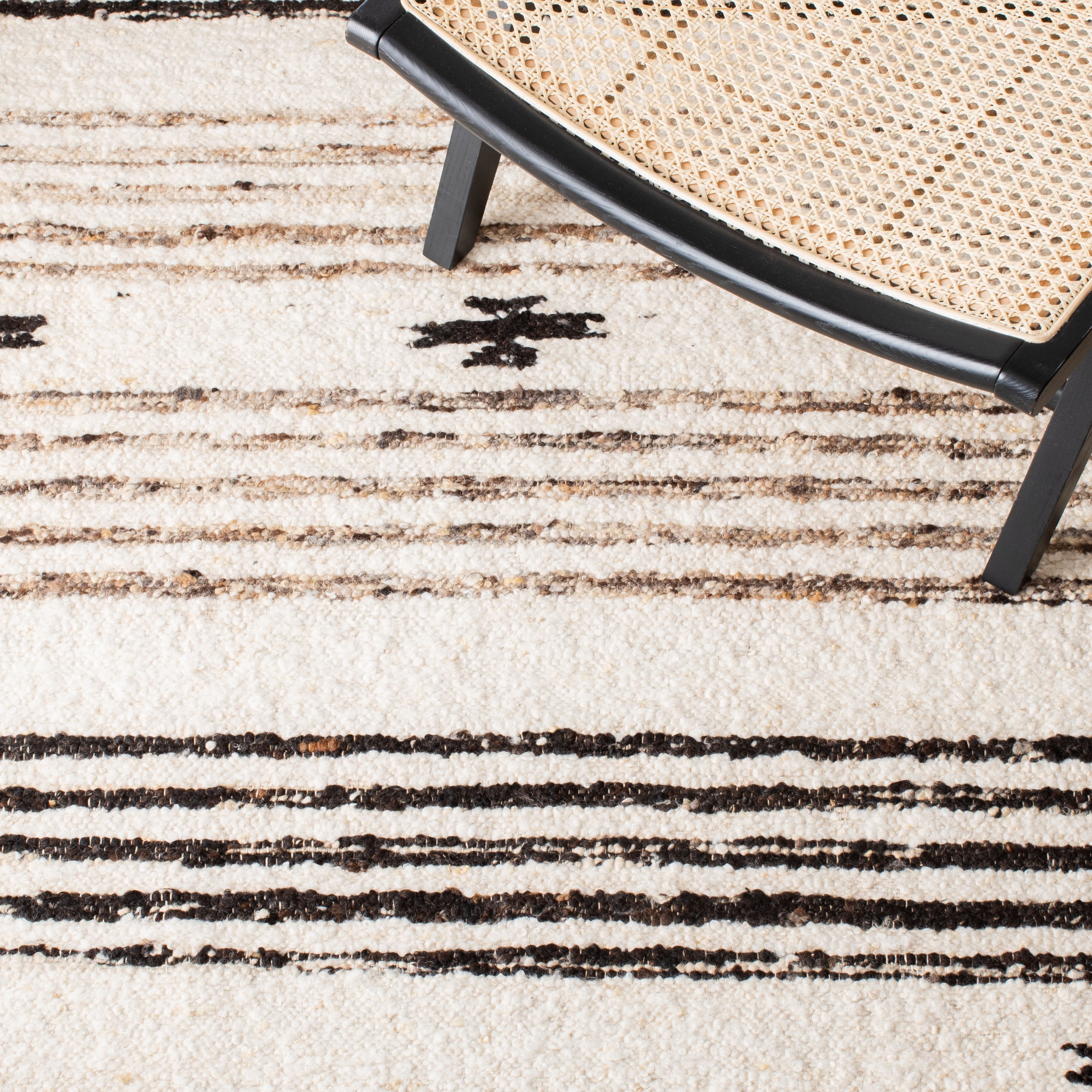 SAFAVIEH Natura Kyle Striped Area Rug, Black/Ivory, 2' x 3'