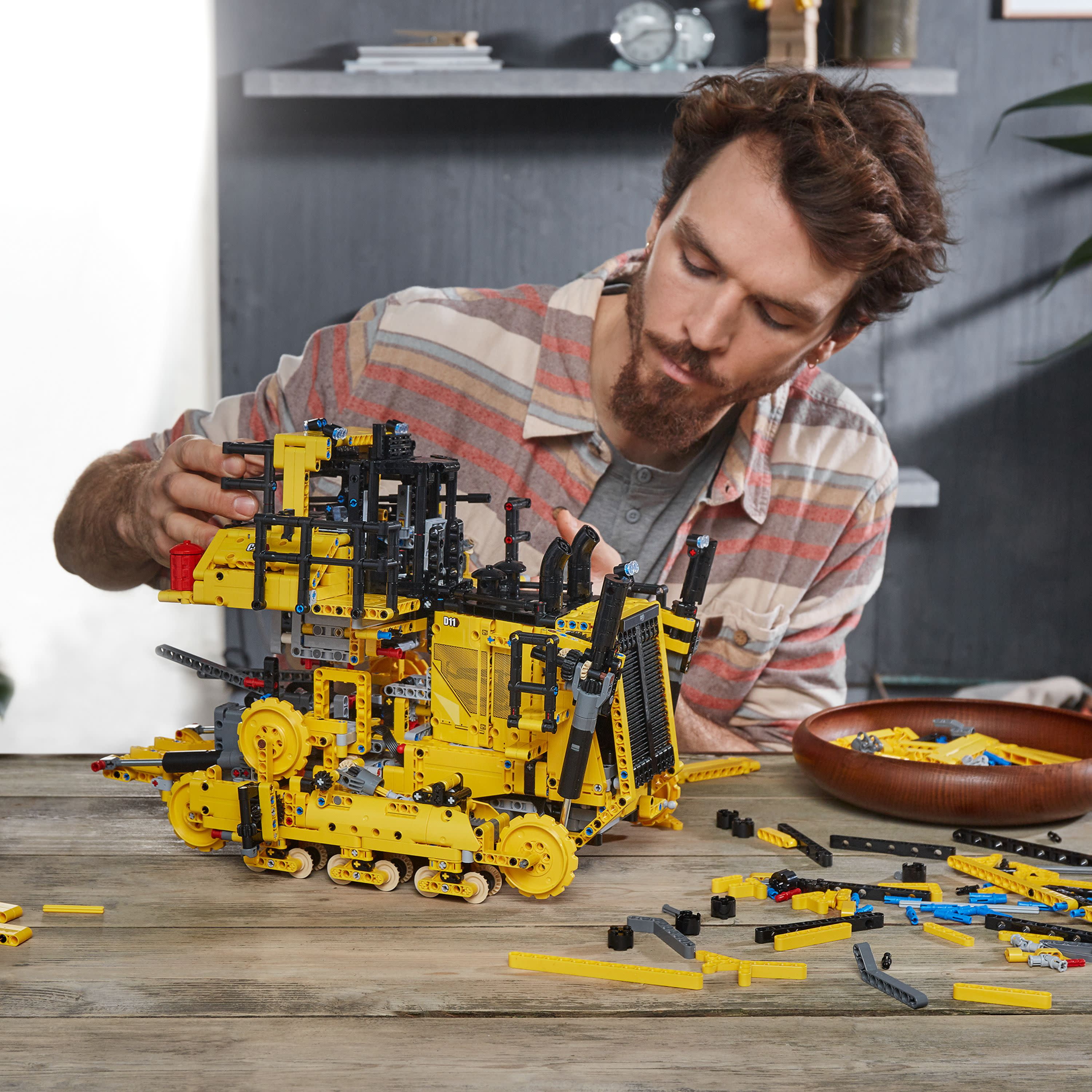 42131 - LEGO® Technic - Bulldozer D11 Cat® télécommandé LEGO : King Jouet,  Lego, briques et blocs LEGO - Jeux de construction