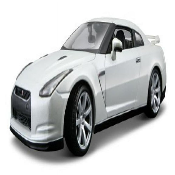 Bburago 2011 Diamond 1:18 Scale Pearl White 2009 Nissan GT-R