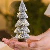 thumbnail image 1 of Adornos navideños en miniatura con forma de árbol de Navidad, nevados y con bases de madera para escenas en miniatura, manualidades y diseño navideño., 1 of 7