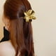 thumbnail image 3 of Flor de plumeria dorada/plateada. Elegante pinza para el pelo. Pinzas grandes y pequeñas para cabello grueso y fino. Accesorios para peinar el cabello, 3 of 3
