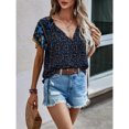 thumbnail image 2 of Blusa de manga corta con cuello en V y estampado floral, camiseta informal elegante y holgada con lazo para mujer, 2 of 6