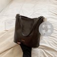thumbnail image 3 of Bolso retro de gran capacidad de alta gama para mujer, nuevo bolso de hombro bajo el brazo para otoño/invierno 2024, bolso de trabajo tipo cubo, 3 of 5