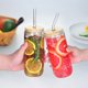 thumbnail image 4 of Juego de vasos de vidrio SENTVEND de 20 oz con tapas de bambú y popotes, 4 of 6
