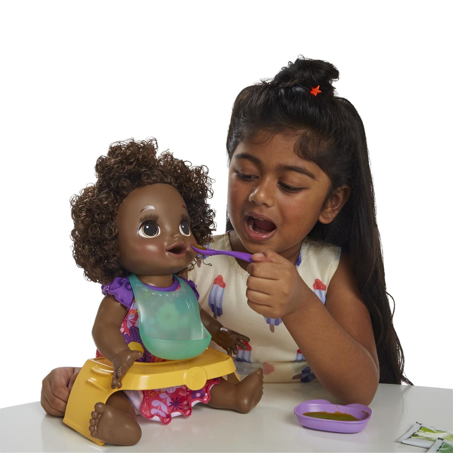 Baby Alive, poupée Bébé adore manger, aux cheveux noirs et frisés, plus de 50 sons et phrases, mange et fait caca, boit et fait pipi, pour enfant, à partir de 3 ans