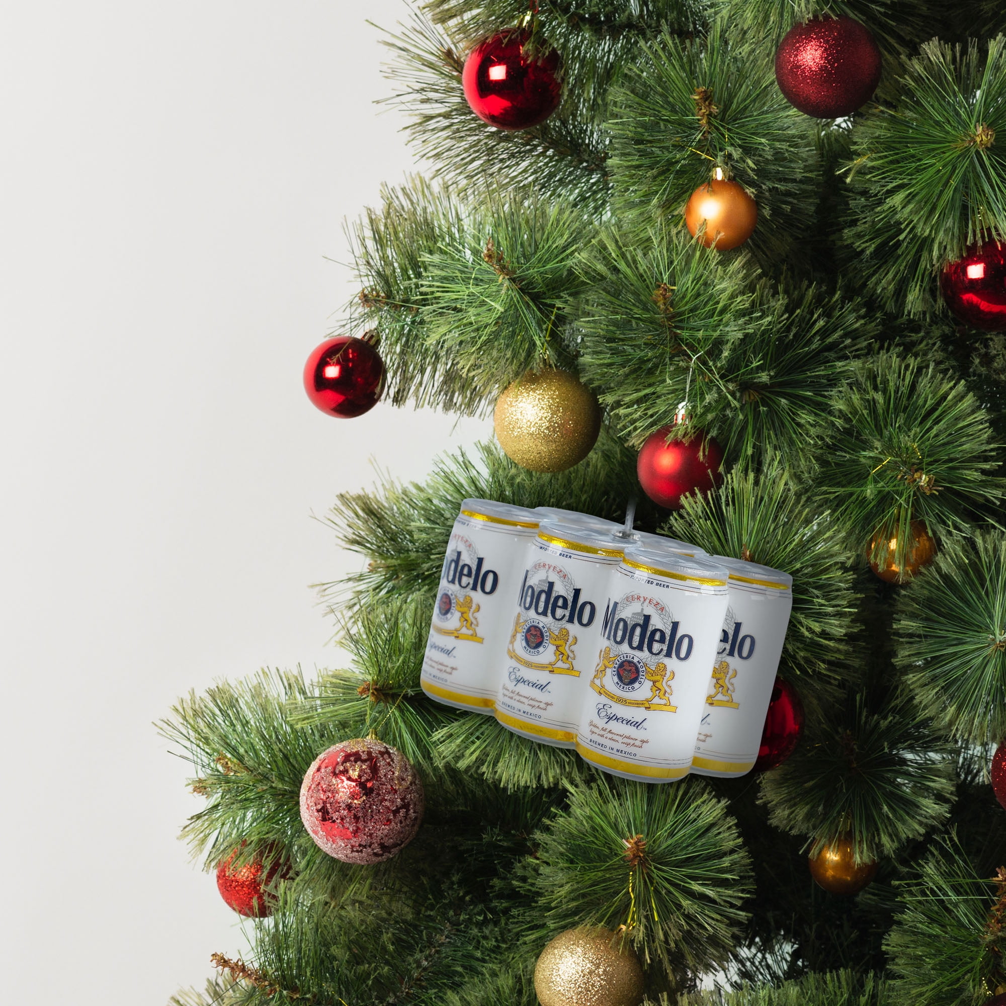 Modelo Especial Six‑Pack Figural Christmas Tree Ornament