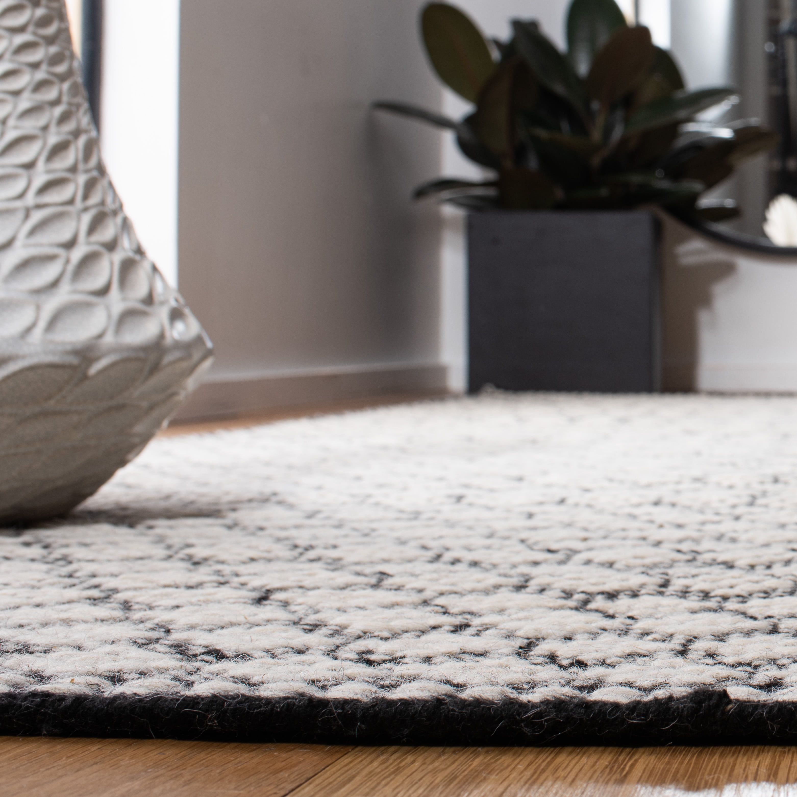 Safavieh Kilim Mary Diamond Area Rug, Black/Ivory, 5' x 8'