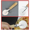 thumbnail image 3 of Cortador de pizza con rueda de rodillo de acero inoxidable de 17 x 6 cm, cortador de masa manual con mango de madera, 3 of 7