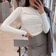 thumbnail image 3 of Camisa básica de manga larga para mujer, camisa con cuello inclinado y hombros plisados para interior y exterior, color blanco S, 3 of 7