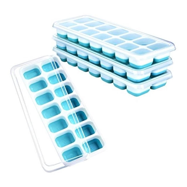u chef molde cubitos cubos de hielo tapa sin bpa set de 4 celeste 25.4 cuatro bandejas azules apiladas con tapa transparente y una bandeja abierta en vista 3/4 que muestra 12 cavidades rectangulares por bandeja; también se usa frecuentemente para congelar porciones pequeñas o purés.