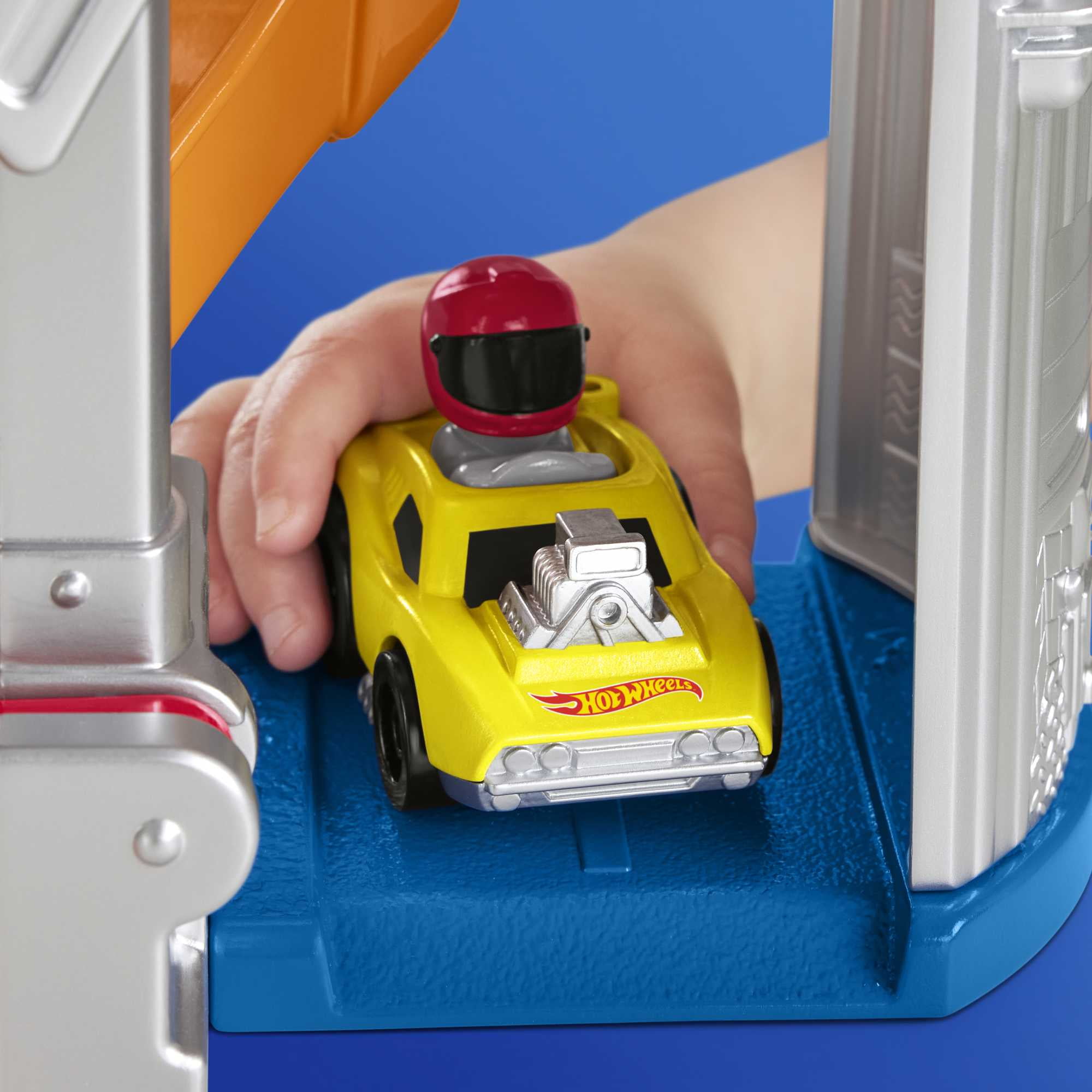 Fisher-Price Little People Hot Wheels Race Track for Toddlers, Race and Go Track Set, 2 Cars