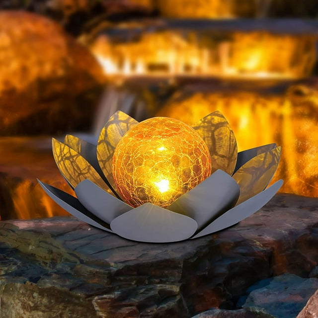 Lámpara solar de jardín con flor de loto amarilla, color blanco cálido.