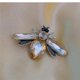 thumbnail image 4 of Broches de abeja bonitos de cristal grande de lujo, broche de aleación de diamantes de imitación de color gris champán, alfileres de fiesta para mujer, regalos de cumpleaños, 4 of 5