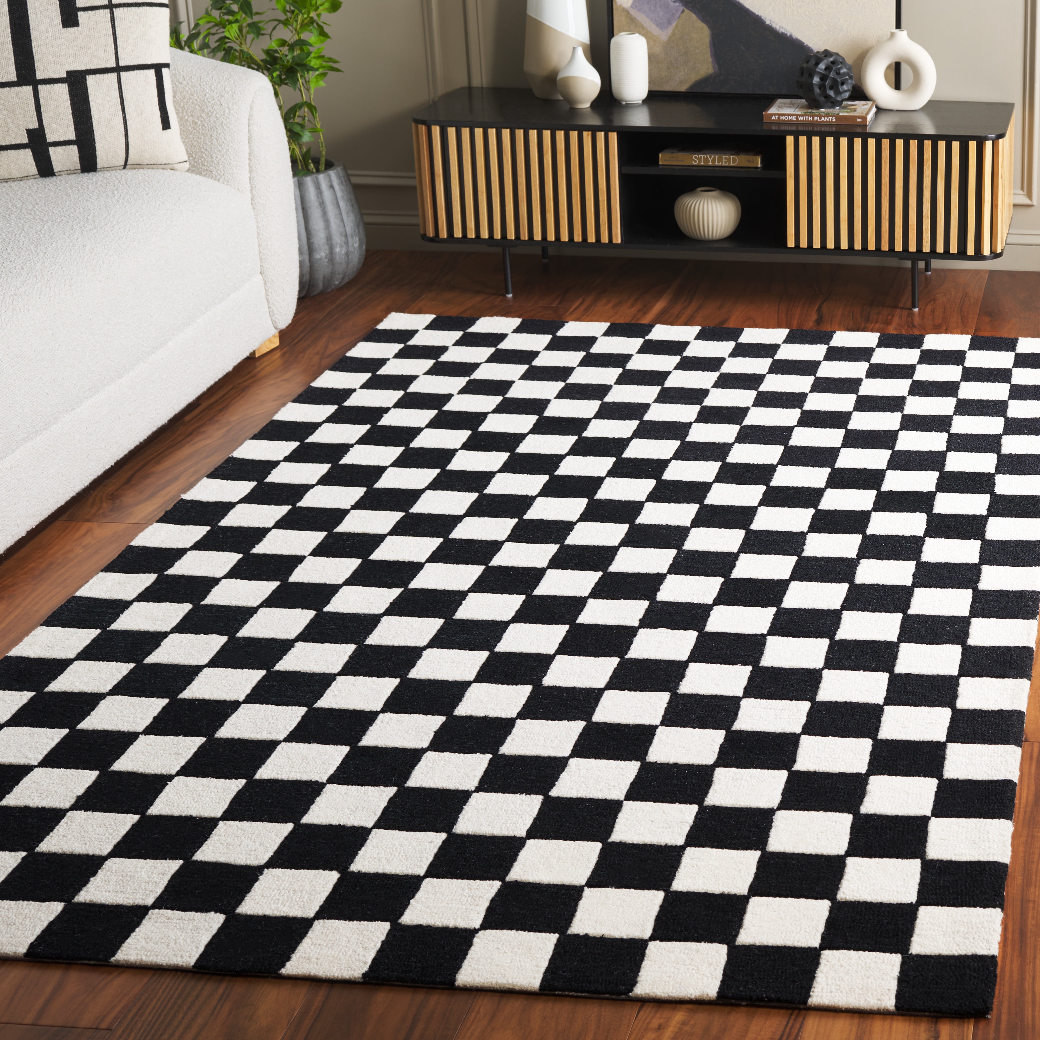 SAFAVIEH Ebony Camille Checkered Area Rug, Black/Ivory, 4' x 6'
