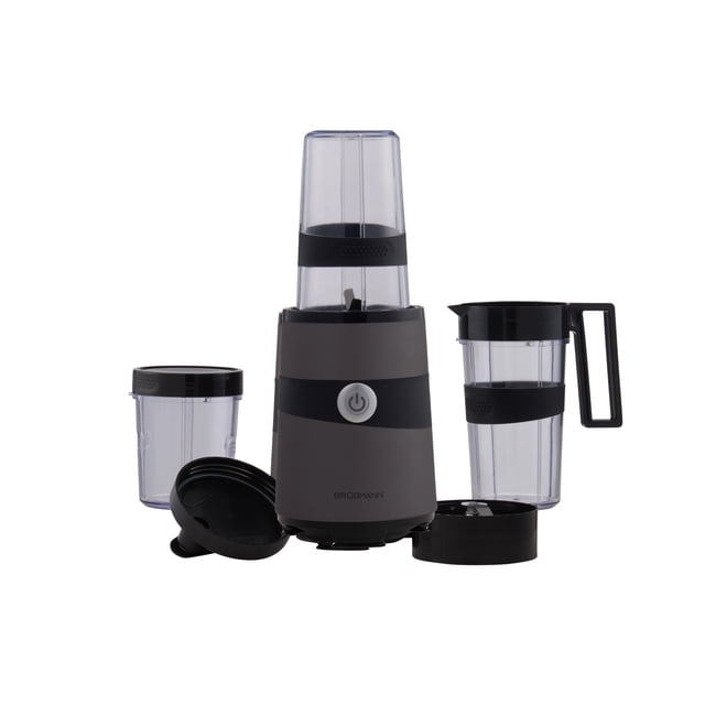 nutrilight procesador de alimentos brügmann, licuadora personal de plástico ABS negro con base cilíndrica y botón frontal; incluye 7 piezas: vasos transparentes con tapa de 350 ml y 600 ml, dos aspas intercambiables, accesorio para servir y tapas para llevar/almacenar; vista frontal 3/4 sobre fondo blanco, 600 W y 18,000 RPM, adecuada para licuar salsas, sopas y bebidas. Su tamaño compacto la hace también adecuada para preparar y transportar batidos individuales.