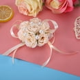 thumbnail image 3 of 2 piezas hermosa flor de mano dama de honor ramillete de muñeca decoraciones de boda satén perla (rosa claro), 3 of 8