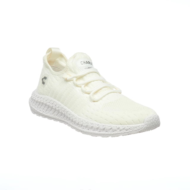 tenis charly hombre moda sport deportivo suave textil blanco blanco 27 zapatilla blanca 3/4 derecha, silueta baja estilo running, empeine textil con perforaciones visibles, cordones elásticos integrados, logo CHARLY gris en talón, suela blanca texturizada con dibujo de traba, fondo blanco.