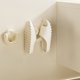 thumbnail image 5 of Soporte de ventosa sin taladro para zapatillas de baño | Gancho de plástico duradero para zapatillas, bolsas Objetos pequeños | Compacto 12x11x6 cm | Beige y rosa intenso | Conjunto de 2 ganchos, 5 of 6