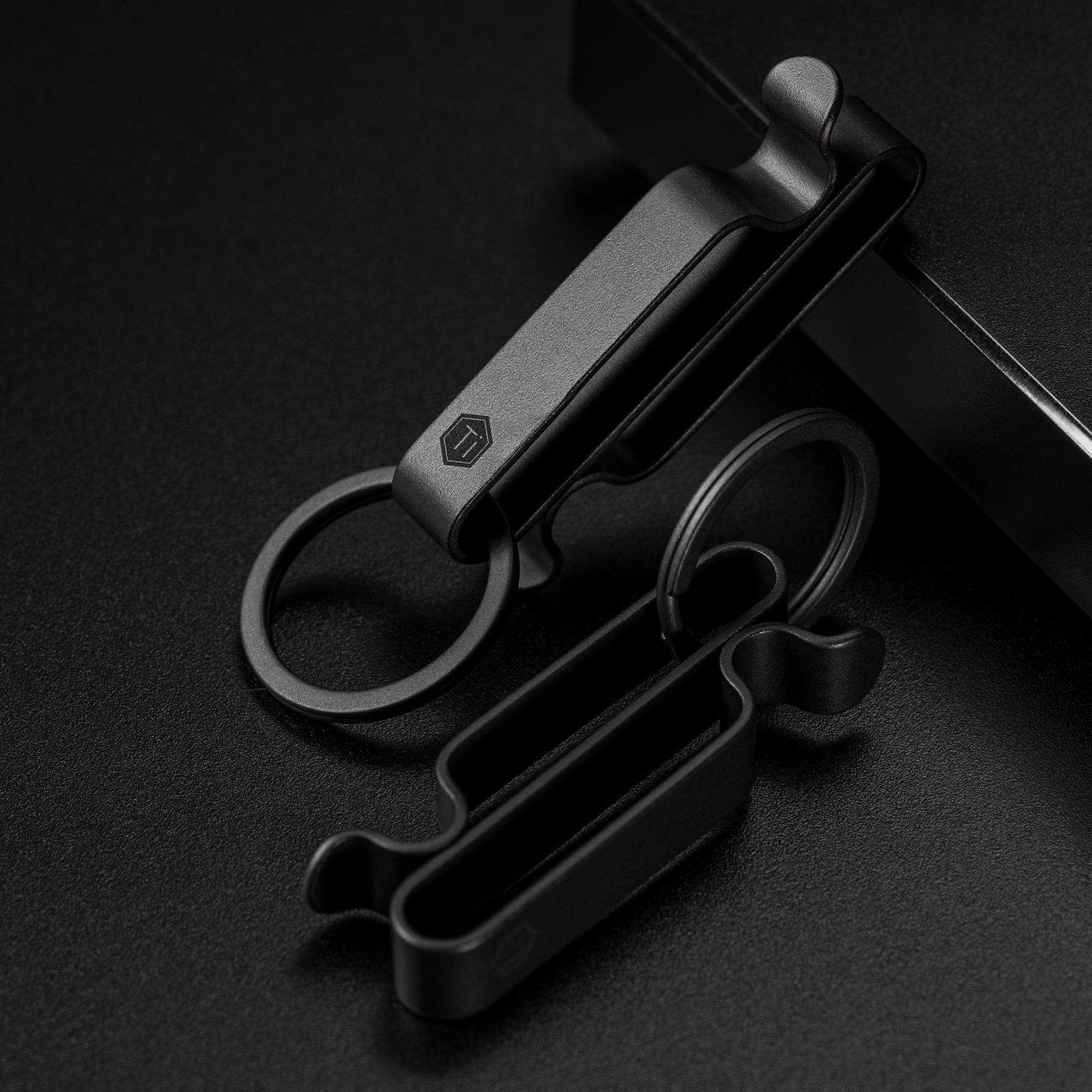 Keyunity KM00 Titanium Belt Loop Keychain Clip Double Side Quick Release Key Holder with Detachable Key Ring (Handwork Flame), Men's, Size: 4XL